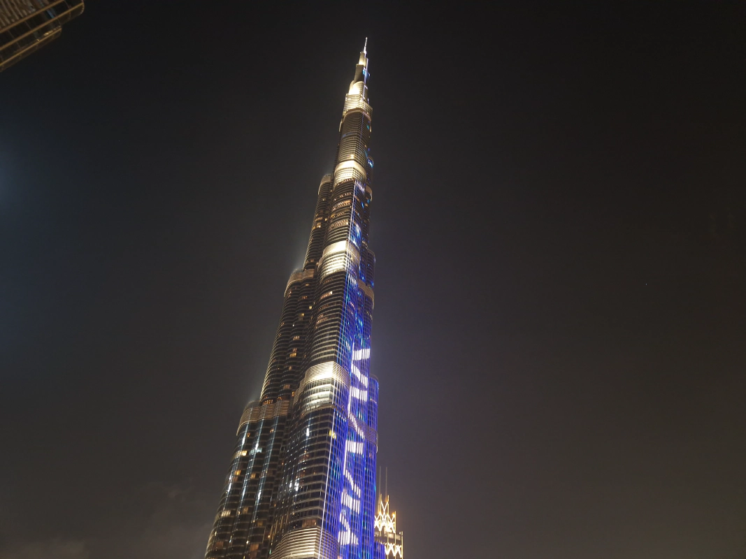 khalifa2.jpg Večerní pohled na budz khalifu. 3 minuty promítání obrazu přímo na fasádě může stát až 300k $