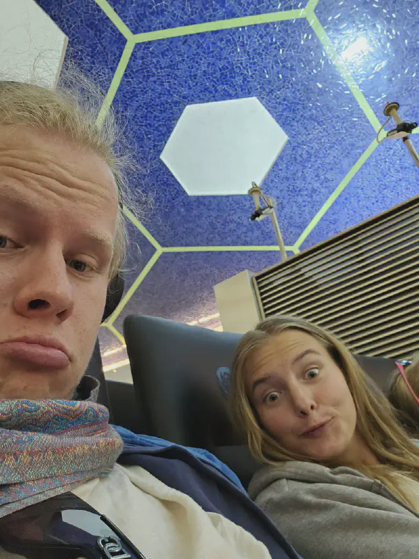 let.jpg Výraz člověka, který na přijde na letiště a po 7 hodinách z něj odchází zpět odkud přišel