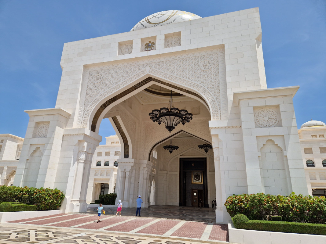 palac.jpg Vstup do paláce Qasr AlWatan