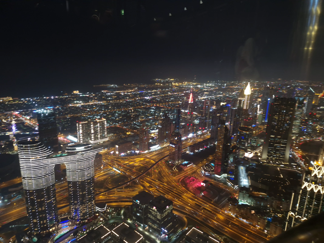 vyhledakhalifa.jpg Pohled na Dubaj z nejvyšší budovy světa (odlesky způsobeny sklem)