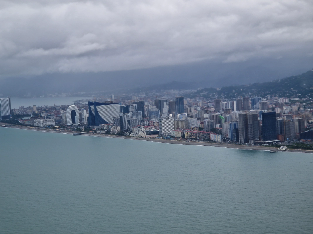 pohled_ledadlo.jpg Výhled na město Batumi z letadla