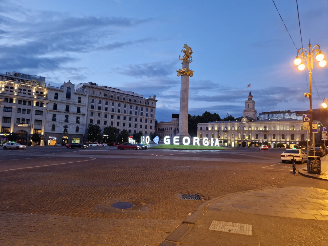 posledni.jpg Pohled z autobusové zastaváky odkud odjíždí autubus na letiště Kutaisi