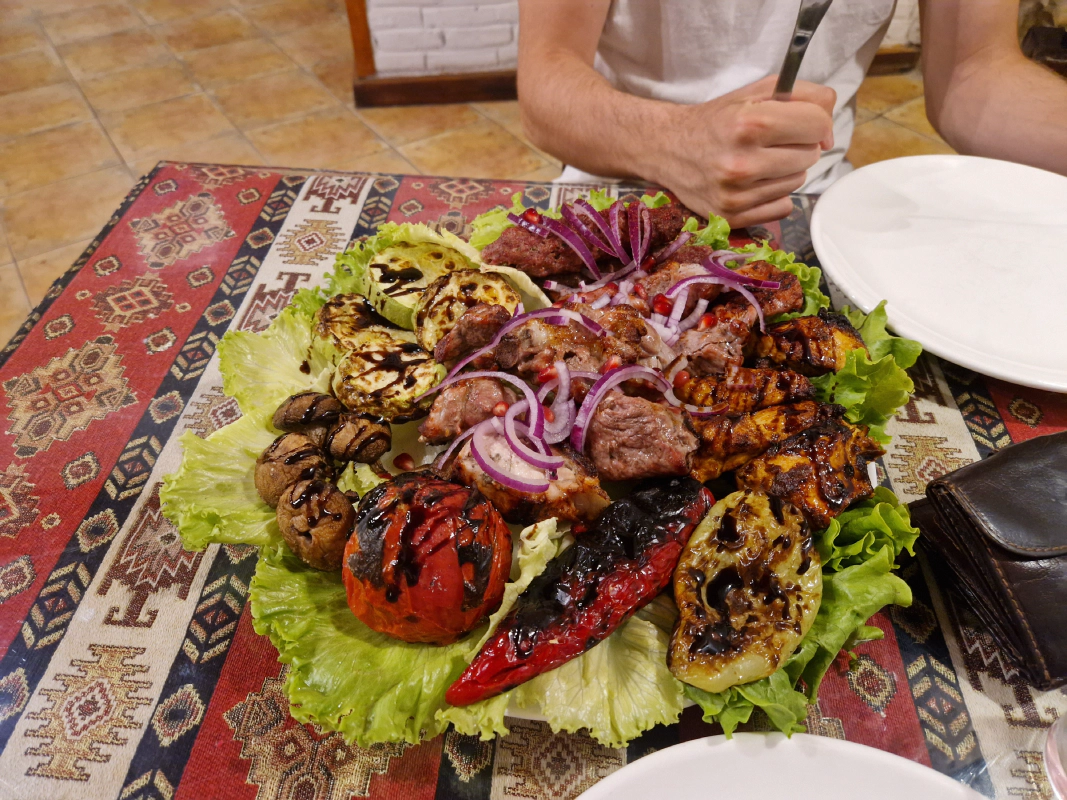 vecere.jpg Masový talíř - šašlik, kozí a kuřecí. Pečená paprika, lilek a hřiby.